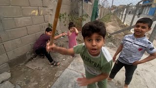 الطفال يزرعون ورد
