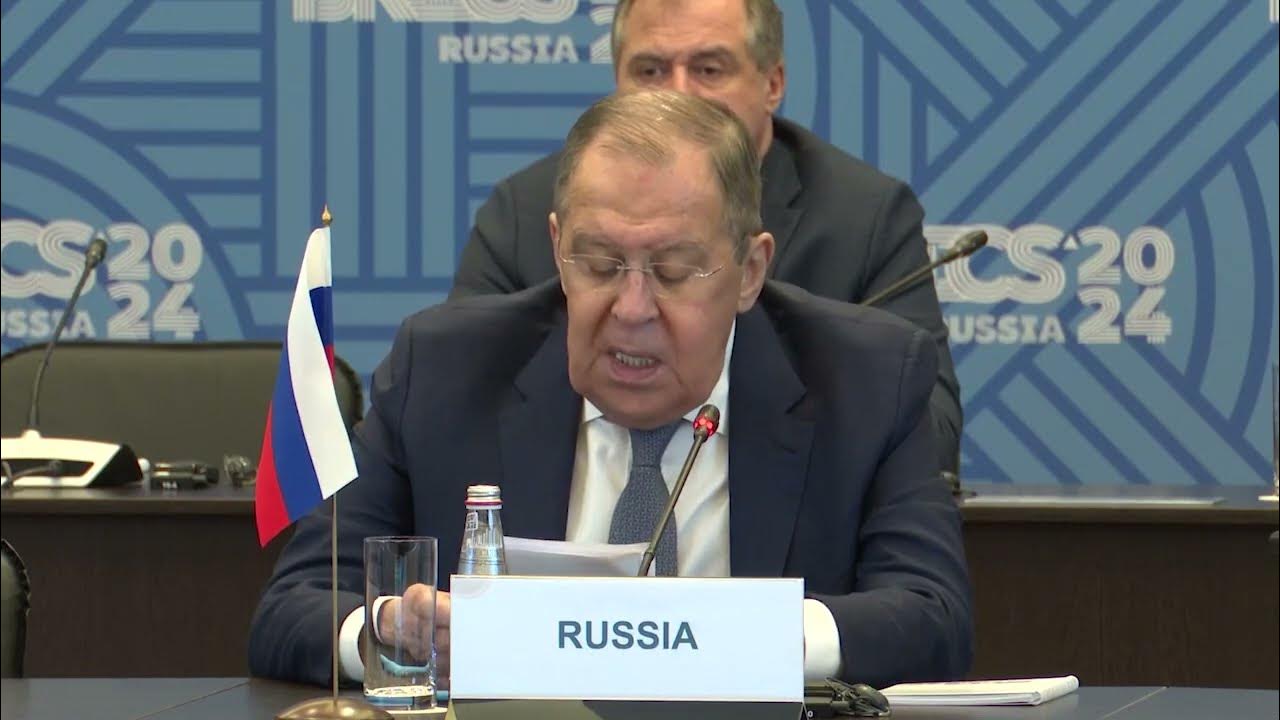 Группа людей. Европейские студенты. Иностранец качество. Иностранец качество. Джеки чан и пирс броснан иностранец.