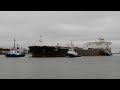 Der 250m Tanker ALPES kommt mit Schlepperbegleitung in Rostock an.