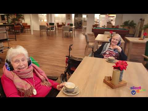 Senioren silent disco in de zorg bij Tante Louise in  Steenbergen