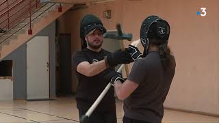 Apprendre à manier la hache ou l'épée pendant un stage d'arts martiaux historiques