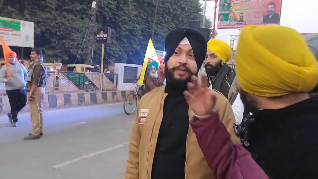 गुरु गोविन्द सिंह के प्रकाशोत्सव पर निकाली गई शोभायात्रा में शामिल सिख समाज के लोग।