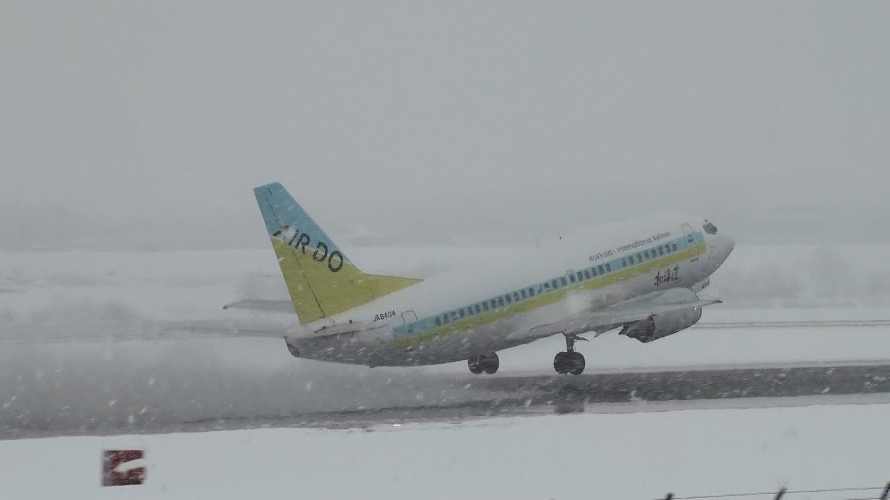 B737 Jet Blast in Snow] AIRDO Boeing 737-500 JA8404 TAKE-OFF
