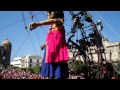 La pequena gigante hace ejercicio en frente de Catedral