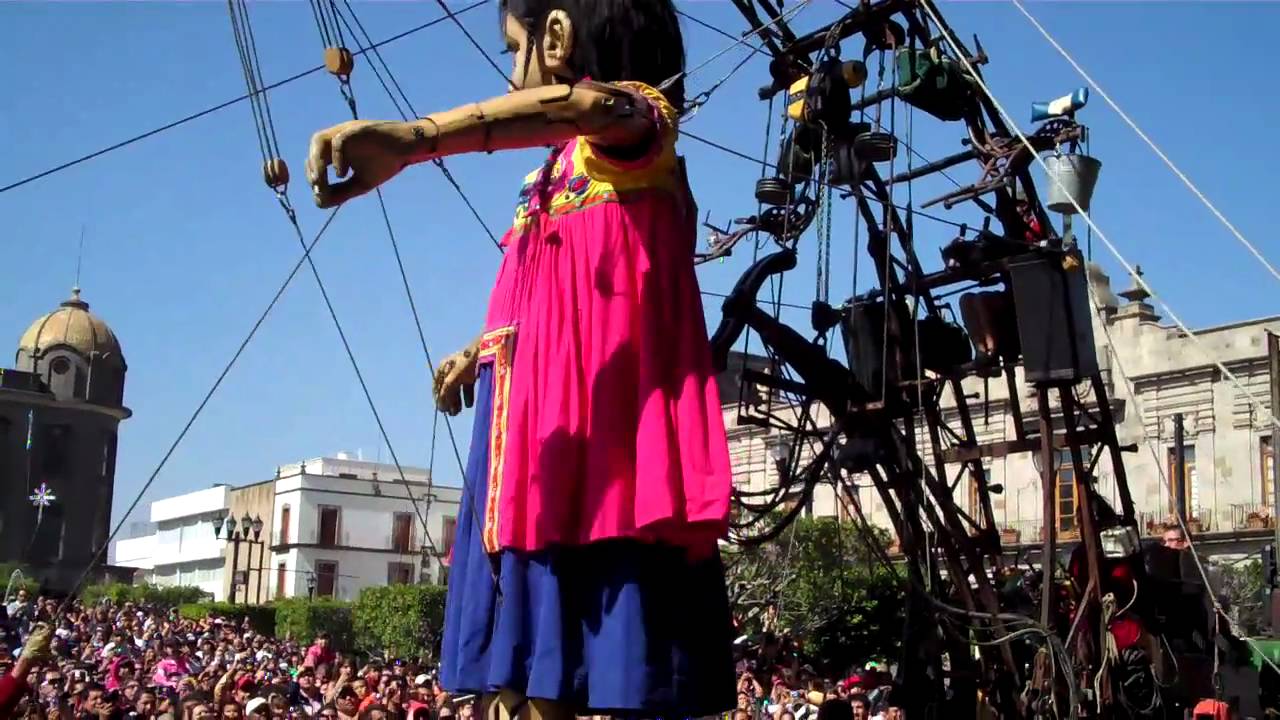 La pequena gigante hace ejercicio en frente de Catedral