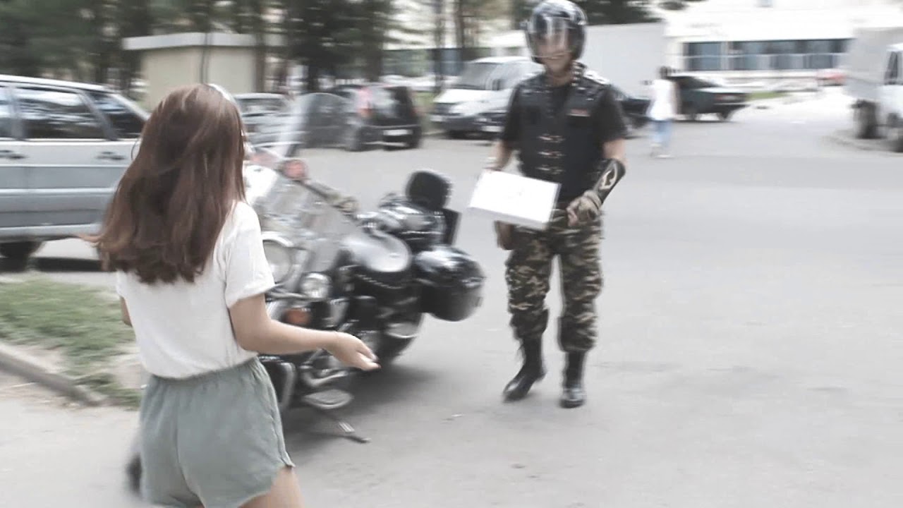 Что творит байкер в РОССИИ? Это нужно видеть - YouTube