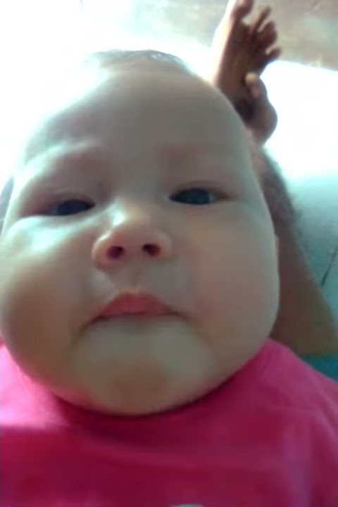 Anak tembem,lucu,mainin air ludah