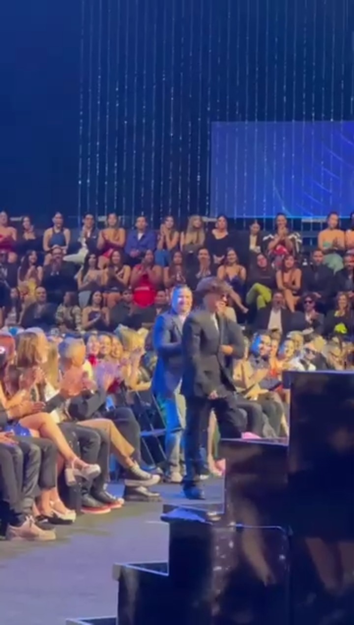 Felicidades Xavi, recibe el premio a Artista del Año, debut ?? #Billboards2024 #Shorts