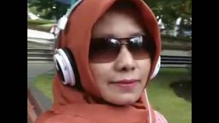 Download Lagu Bunga sedap malam /Iis Sugianto cover bunda emil lokasi taman balkot kota Bandung. MP3