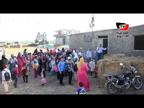 السعيدية البحرية مدرسة بالطوب الأبيض والأسمنت وتحية العلم وسط القش