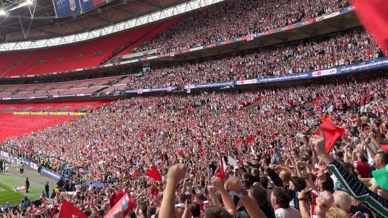 Sunderland fans sing Freed From Desire and Sweet Caroline at Wembley