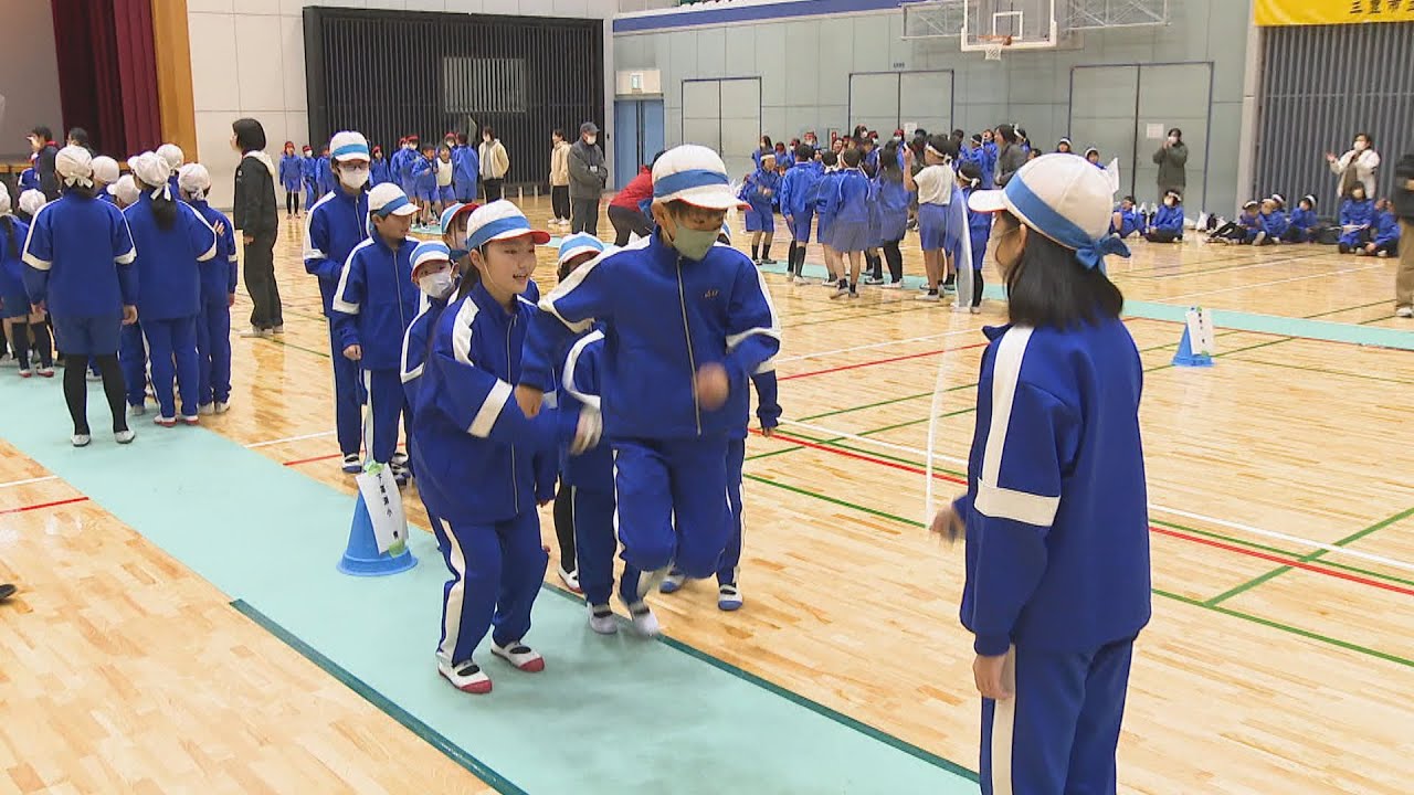 Three elementary schools compete in Mitoyo City's long rope