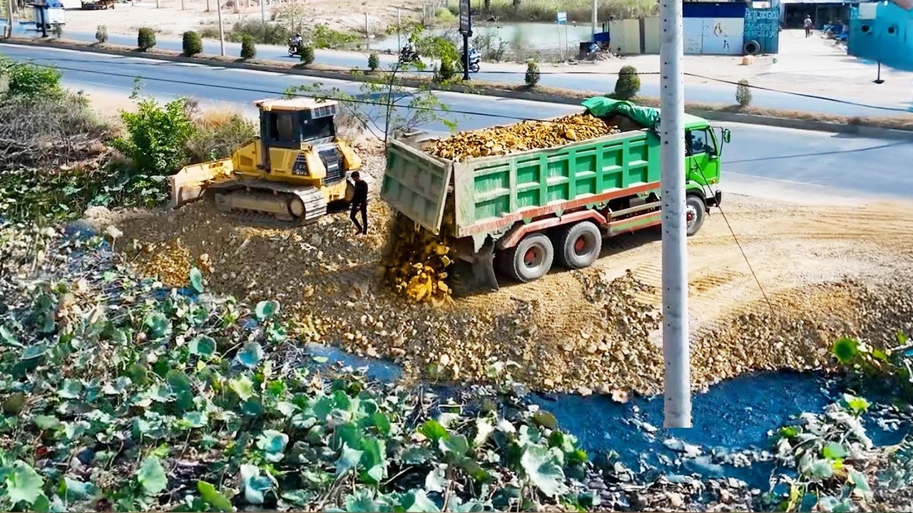 Amazing performance by Dozer KOMATSU D-61-EXPushing Soil with a 5-ton garbage truck team