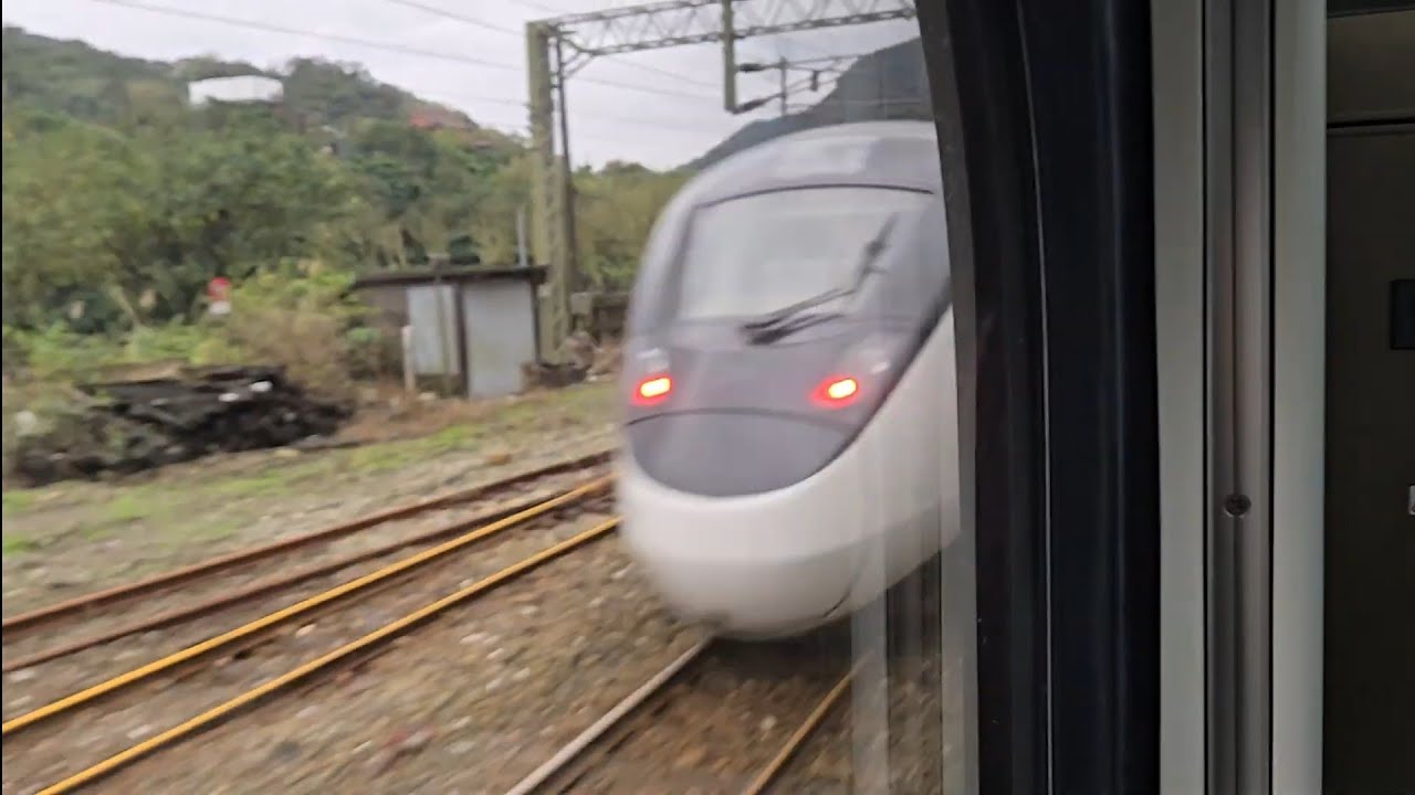 4135次福隆發車開往樹林銀綠色微笑號EMU900型十輛一編組EMU912區間車，5242次樹林發車開往台東東部超優質半直達EMU3000型十二輛編組EMU3009皮蛋豆腐騰雲號紅色帶新城際自強號列車