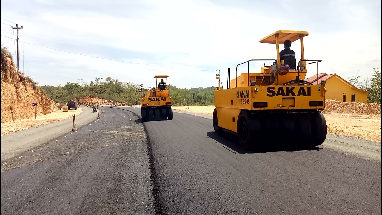 Sakai TS 205 Peneumatic Tire Roller Compacts Asphalt Ac-Base