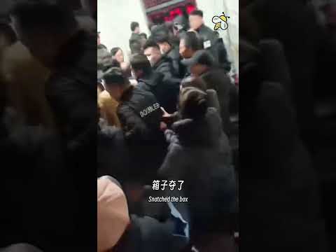 3月14日晚，陕西西安瓦雁塔区长延堡街道瓦胡同村，街道办事处雇人进村破坏选举，抱着投票箱挨家挨户逼迫村民按街道办的意愿投票，最终引发众怒被围后狼狈逃走。