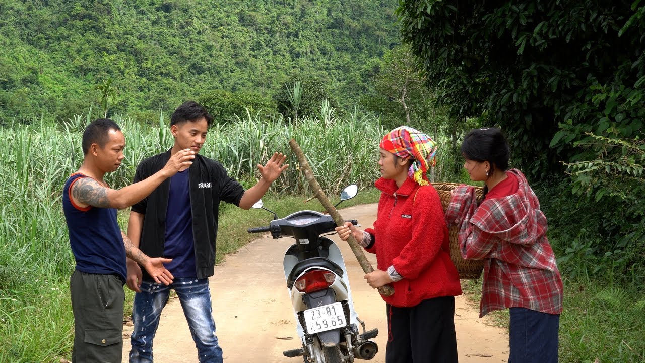 Strength unleashed in times of danger, Tieu Hue bravely fought back two robbers to protect the girl.