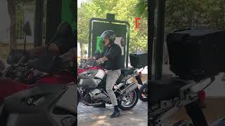 Ο Παύλος Πολάκης έξω από τα γραφεία του ΣΥΡΙΖΑ.