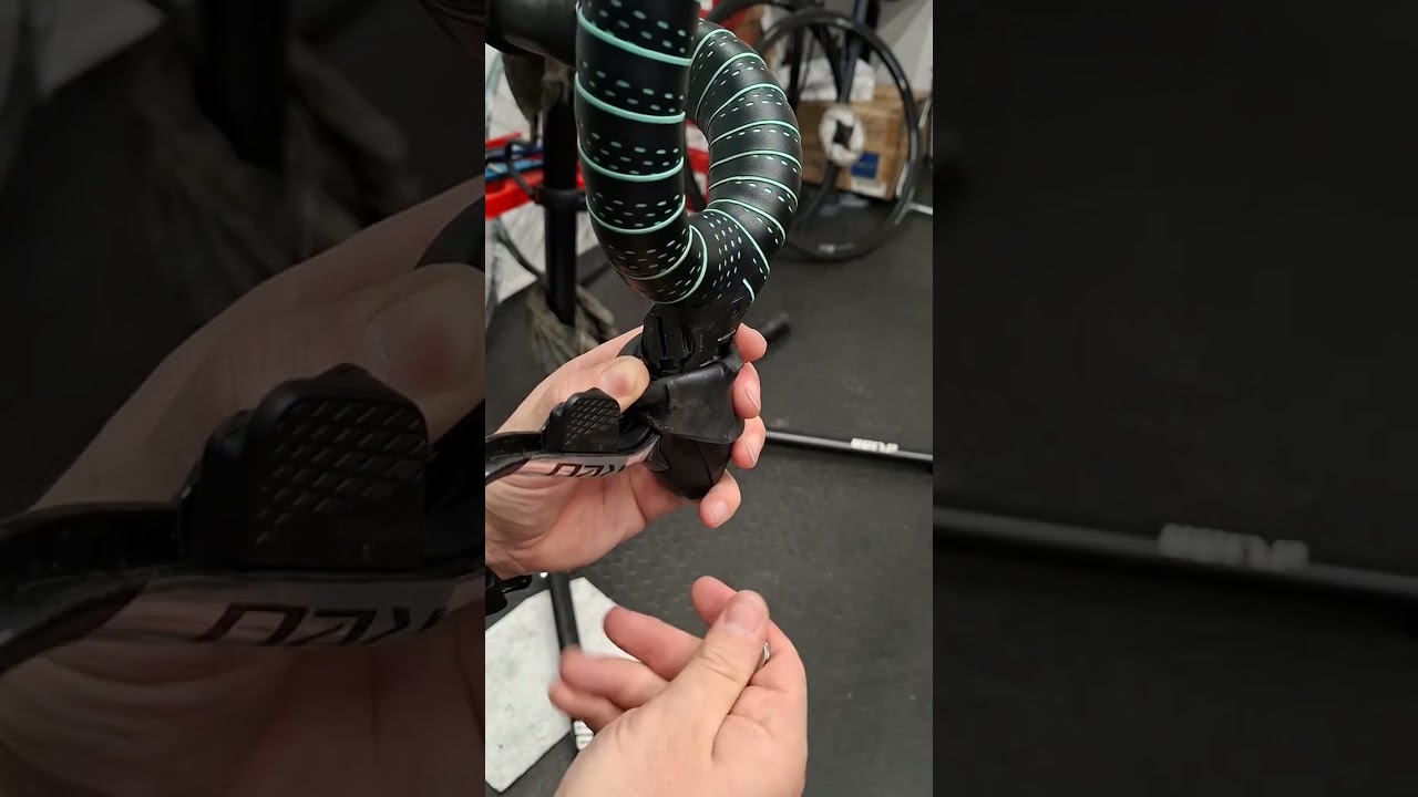 SRAM RED wireless lever battery replacement. Battery type CR2032