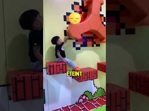 Le garçon est dans le parcours d'obstacles de Super Mario ! 🏃♂️🎮