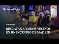 Los bomberos rescatan a varios vecinos con una escala en un incendio en Madrid