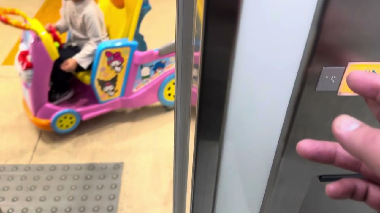 【こちらはイトーヨーカドー側】アリオ西新井のエレベーター（日立オーダーアーバン）