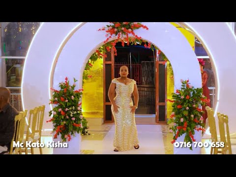 UTAPENDA MDOGO WAKE BI HARUSI ALIVYOINGIA KWA BASHASHA UKUMBINI KUSAFISHA NJIA USIKU WA HOSIANA