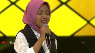 Agnes Monica menangis terharu mendengar suara sharla