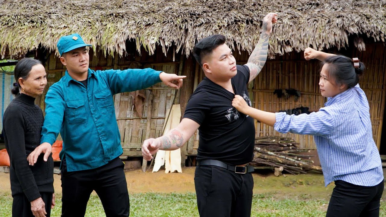 Single mother bravely chases ungrateful son to recover her valuables🔥