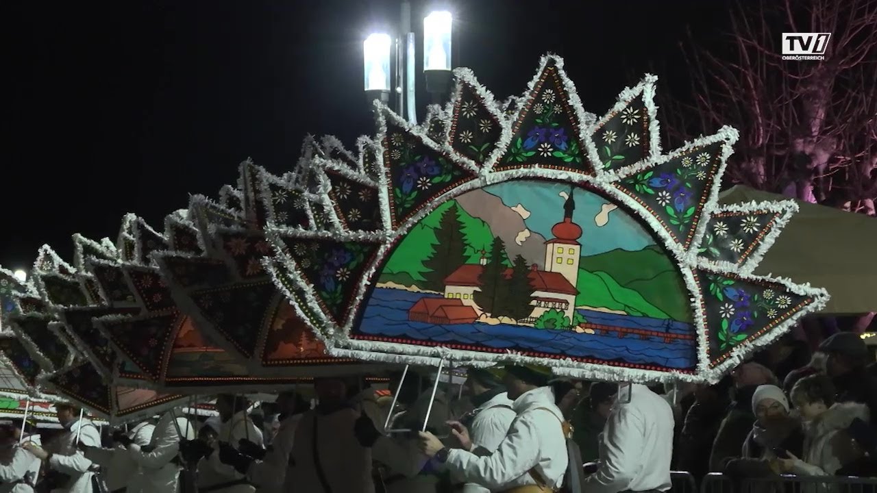 Ein Lichtermeer beim traditionellen Glöcklerlauf