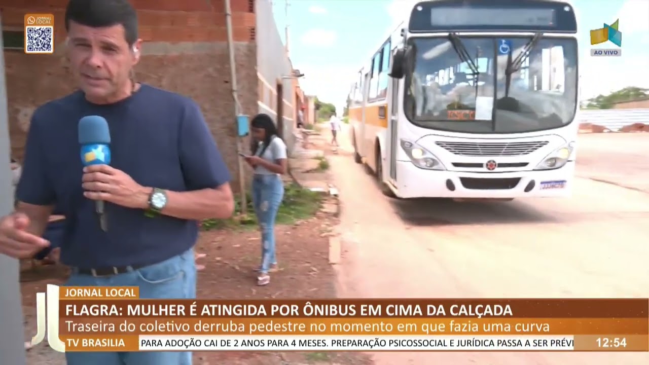 JL - Flagra: mulher é atingida por ônibus em cima da calçada