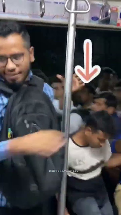 Mumbai Local train me aisi galati kabhi mat karna #shorts #dangerous #risk #viral #train #video #man