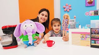 Ayşe ve Defne ile kız oyunları. Barbie ve Fil Necati için kahve hazırlıyoruz. Çocuk videoları