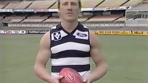 Gary Ablett shows how to take an overhead mark - 80s video