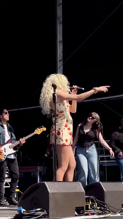 Pixie Lott performing #barefoot #PixieLott #feet #singer