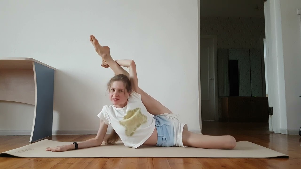 My At-Home Warm-Up: Stretching & Tricks Just For Myself 🧘‍♀️