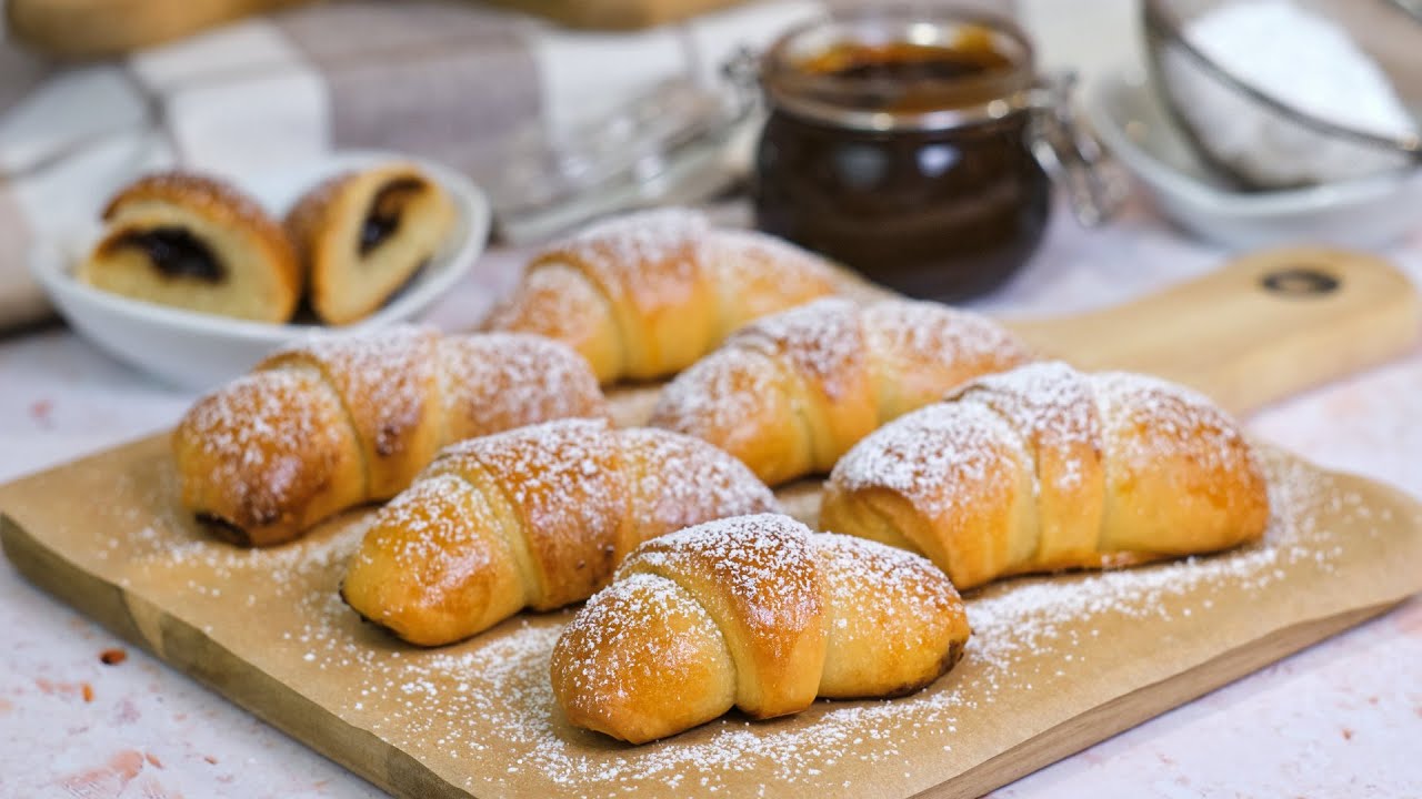 Нежнейшие рулеты с вареньем – отличный рецепт, который всегда работает