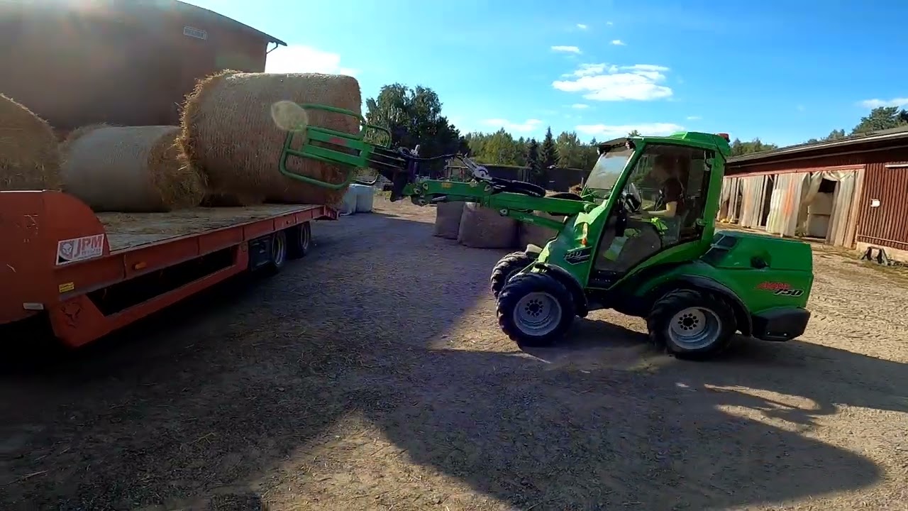 Valtra traktoreiden käsittelyä ja pyöröpaalien ajot pellolta varastoon