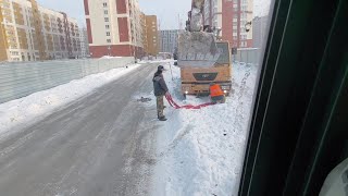 Дакопал  котлован ,вытаскиваю бетононасос ,гружу снег .