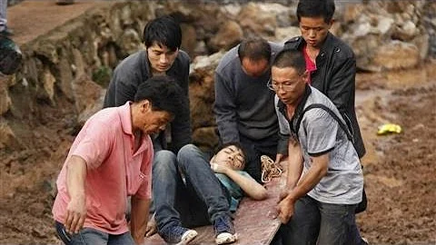 Eager Volunteers Block Road to Quake Zone - DayDayNews