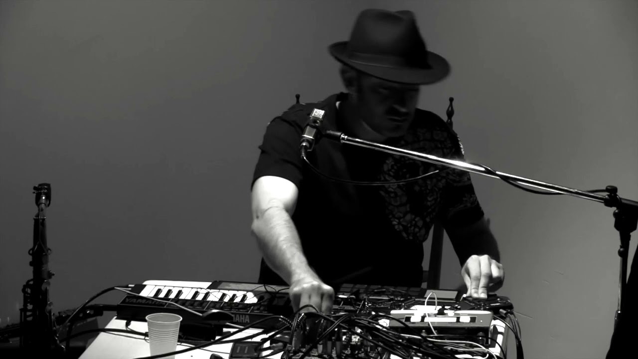 Dico Fone Solo Yamaha CS01 Mk II + Vocals + Electronics (Live at James Bondanello) 2/4