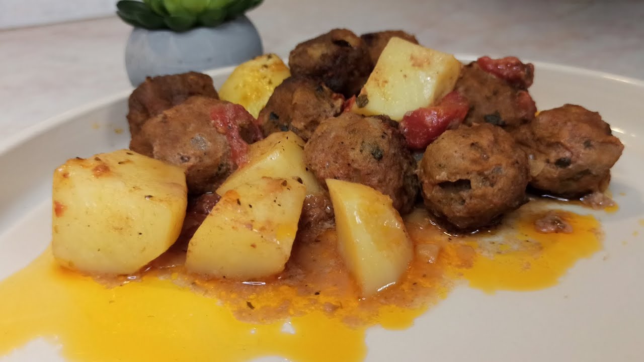Κεφτεδάκια με σάλτσα τομάτας και πατάτες στο φούρνο 🧆🧆🧆