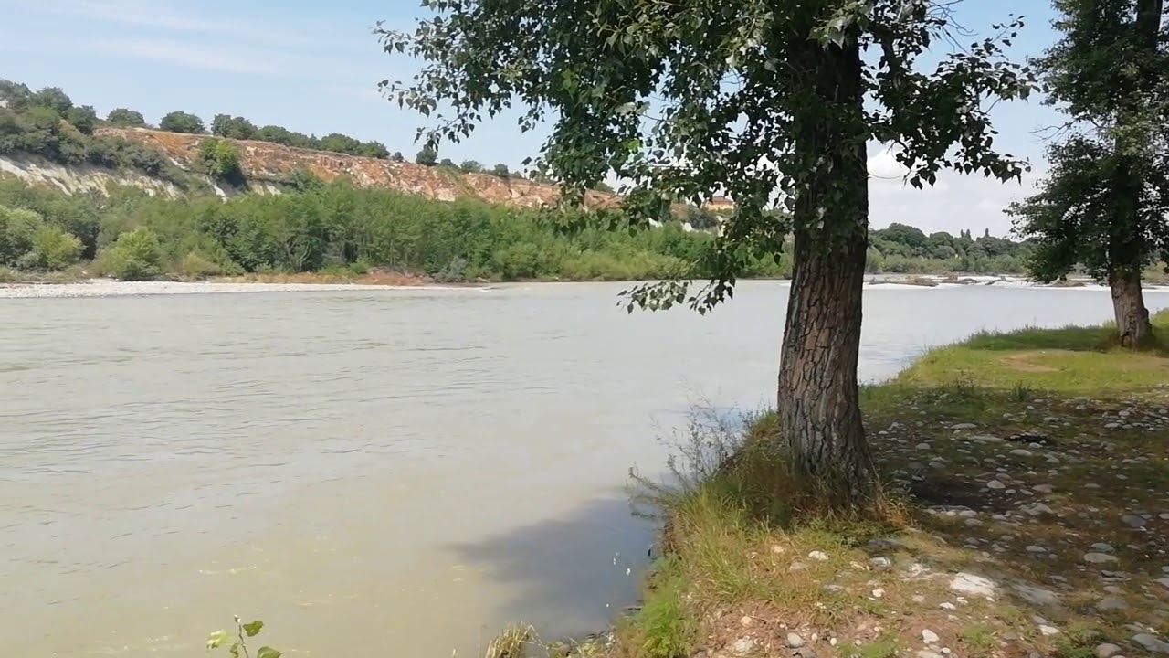 Реки черкесска. Река Кубань Усть Джегута. Река Кубань Черкесск. Черкесск Кубань речка. Река в Черкесске.