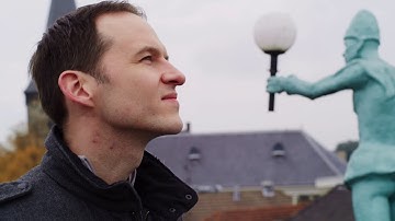 Harlekijn: Enschedese stadsdichter Jos Eertink op het dak van de oude Twentse Schouwburg