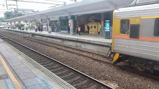 4711次經由深澳線開往八斗子的四節原色柴油客車,和4022次經由宜蘭線開往蘇澳新的EMU828+EMU827超優質微笑號區間快車
