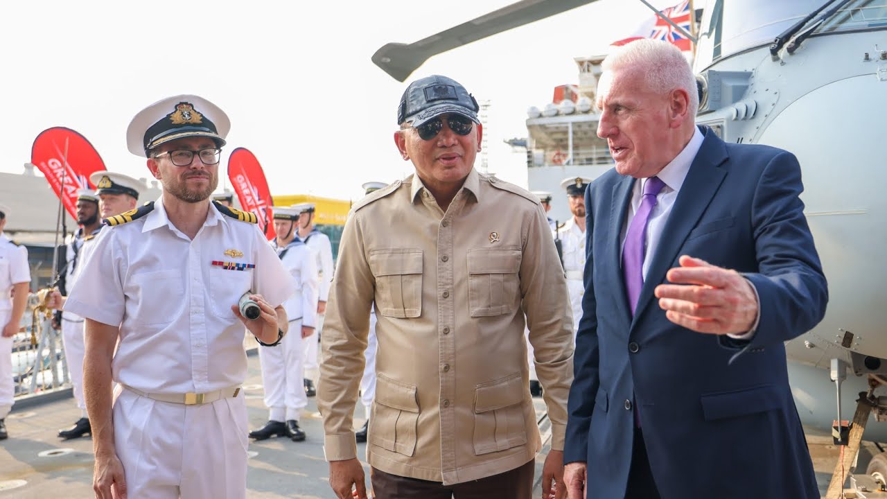 Kunjungan Menhan Ke Kapal Perang Inggris HMS Richmond.