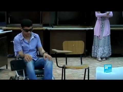 طلاب من الخليل يبتكرون مقعدا متحركا يتحكم به بالعينين