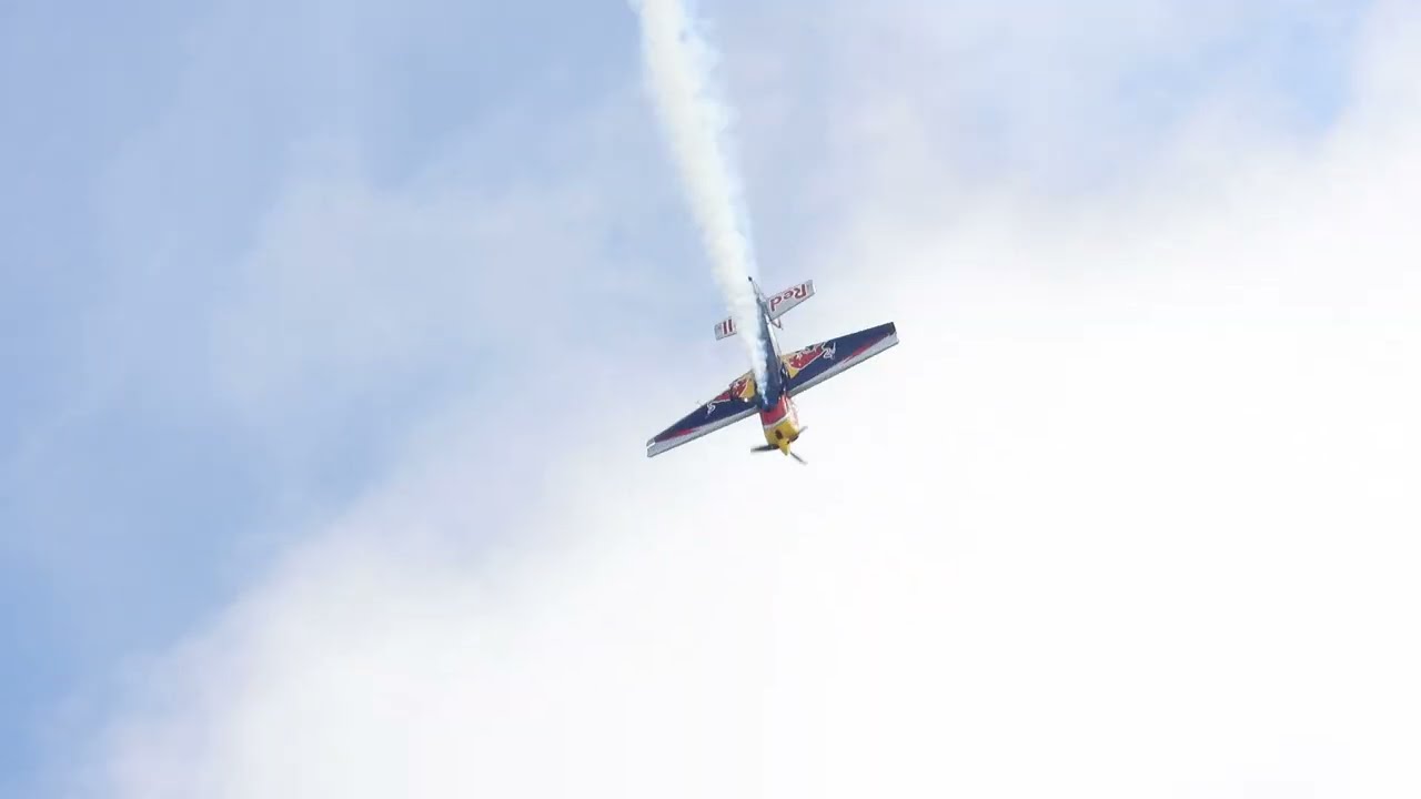 Red Bull Pete McLeod Extra 330 Warm-up Display  Volaria 2023