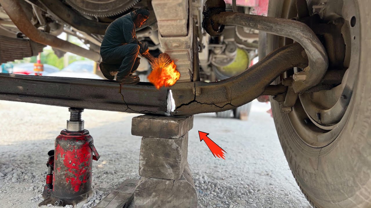 Pakistani Mechanics Fix Bedford Truck Axle Without a Garage ...