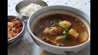 Kuchnia koreańska-pikantna zupa z wołowiny i rzodkwi.